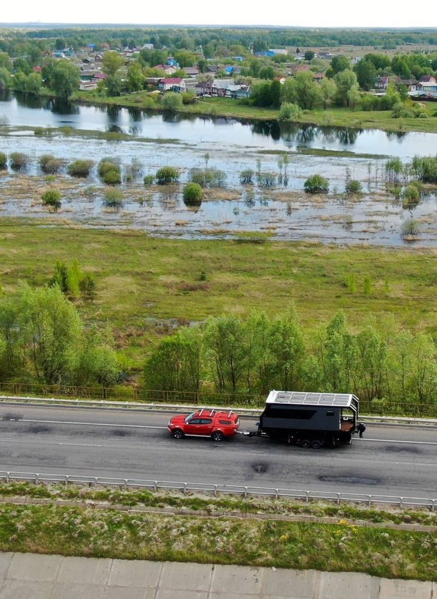 В городе на Оке появится первая заправочная станция для плавучих домов. Проект реализуют муромские предприниматели, которые ранее уже презентовали кемпбот. По их мнению, региону давно пора развивать речную инфраструктуру и простраивать новые водные маршруты, тогда судоходные зоны станут куда более популярными локациями для привлечения туристов.