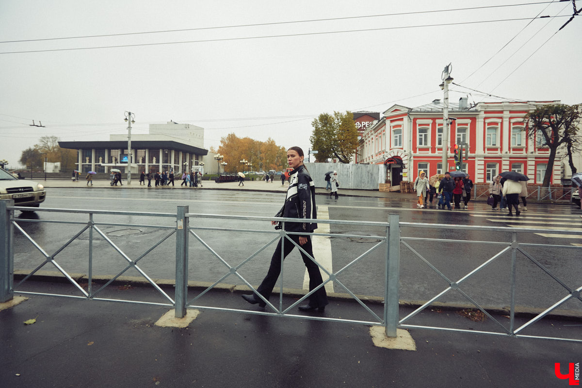 Количество серых металлических ограждений на улицах Владимира существенно увеличилось, они проникли в самый его центр, вплотную к Золотым воротам. Вооружившись острым пером и творческим видением фотографа и модели Анастасии Никольской, мы зафиксировали и воплотили на снимках собственные ощущения от созерцания бездумного «озаборивания» родного города.