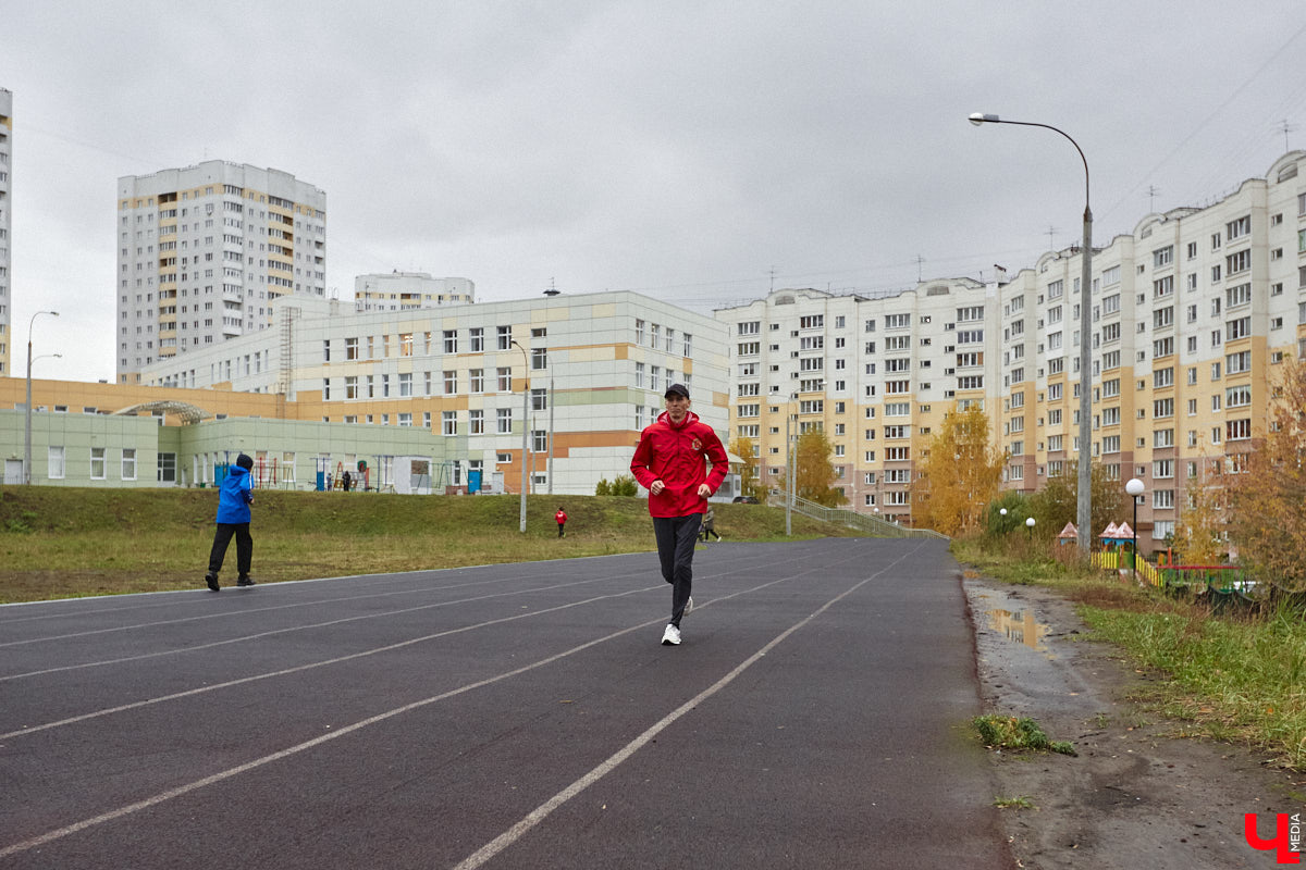 В октябре 2024 года Сергей Сагитов завоевал серебряную медаль на Кубке России по бегу на 24 часа. Только представьте, за полные сутки владимирский спортсмен преодолел более 259 километров. К сожалению, до золота ему не хватило всего 431 метра. Что же помешало легкоатлету занять первое место, почему он выбирает лишь длинные дистанции и каково это — быть в движении день напролет?