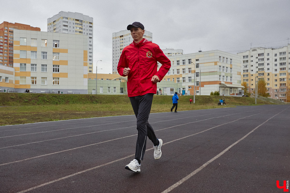 В октябре 2024 года Сергей Сагитов завоевал серебряную медаль на Кубке России по бегу на 24 часа. Только представьте, за полные сутки владимирский спортсмен преодолел более 259 километров. К сожалению, до золота ему не хватило всего 431 метра. Что же помешало легкоатлету занять первое место, почему он выбирает лишь длинные дистанции и каково это — быть в движении день напролет?