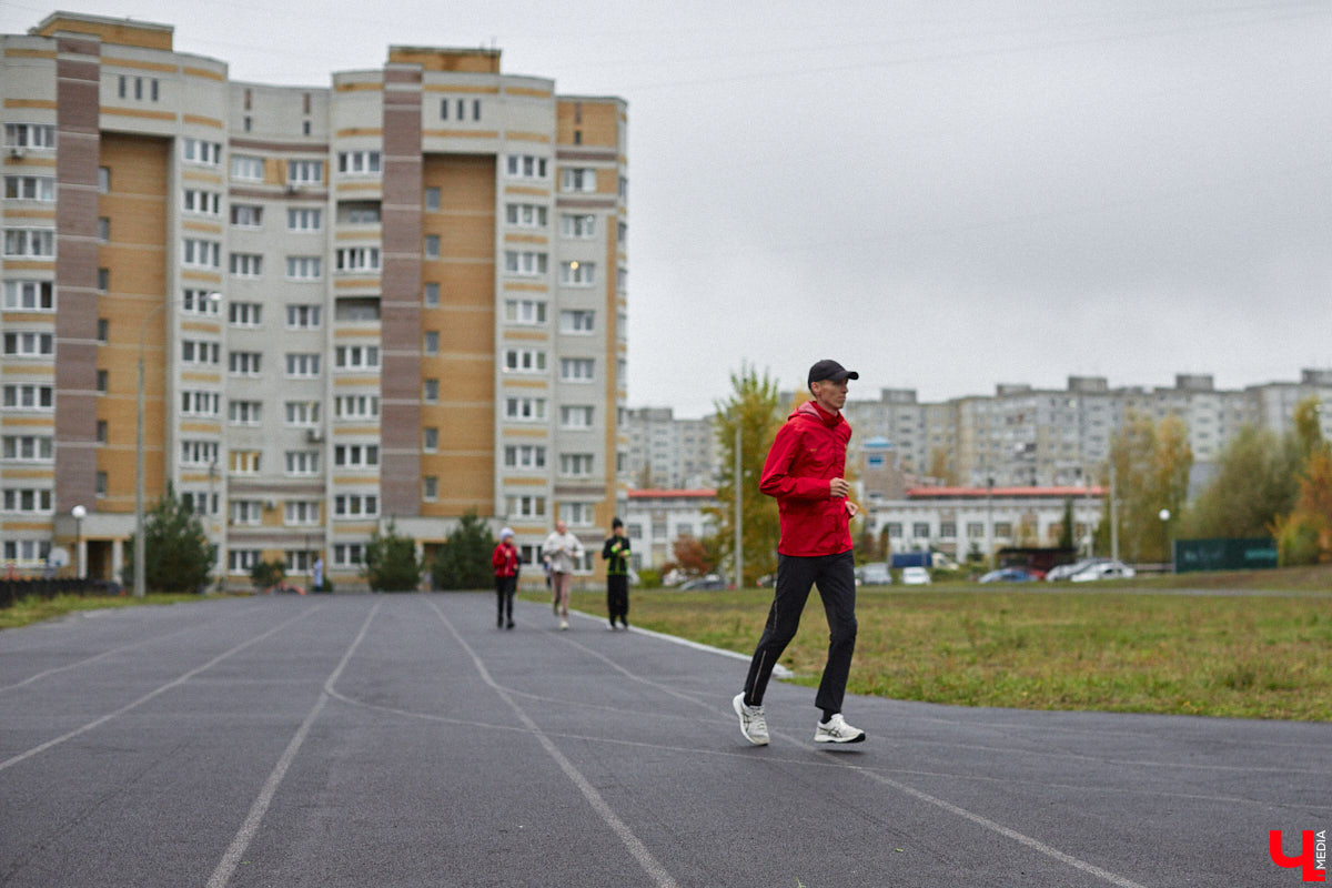 В октябре 2024 года Сергей Сагитов завоевал серебряную медаль на Кубке России по бегу на 24 часа. Только представьте, за полные сутки владимирский спортсмен преодолел более 259 километров. К сожалению, до золота ему не хватило всего 431 метра. Что же помешало легкоатлету занять первое место, почему он выбирает лишь длинные дистанции и каково это — быть в движении день напролет?