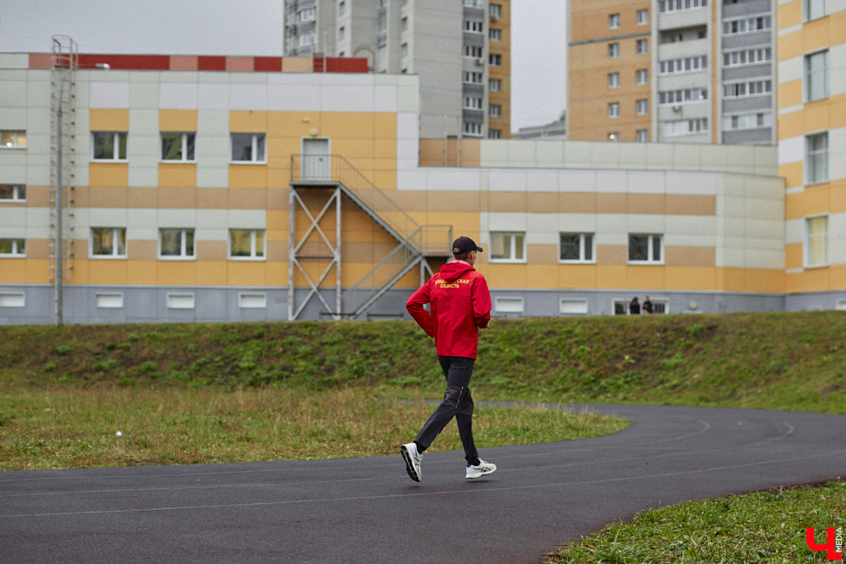 В октябре 2024 года Сергей Сагитов завоевал серебряную медаль на Кубке России по бегу на 24 часа. Только представьте, за полные сутки владимирский спортсмен преодолел более 259 километров. К сожалению, до золота ему не хватило всего 431 метра. Что же помешало легкоатлету занять первое место, почему он выбирает лишь длинные дистанции и каково это — быть в движении день напролет?