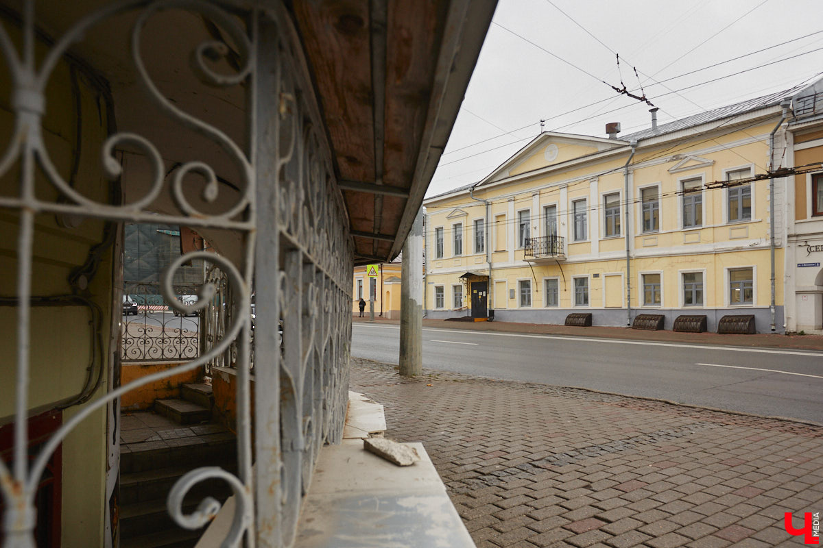 Дома вице-губернатора Андриана Дюнанта считаются одними из первых каменных зданий во Владимире, определивших начало его центральной улицы. Они были построены в первой четверти XIX века и органично вписались в архитектурный облик исторической части города. Эти оригинальные объекты встречают нас у Золотых ворот и, по сути, «открывают» нам Большую Московскую во всей красе.