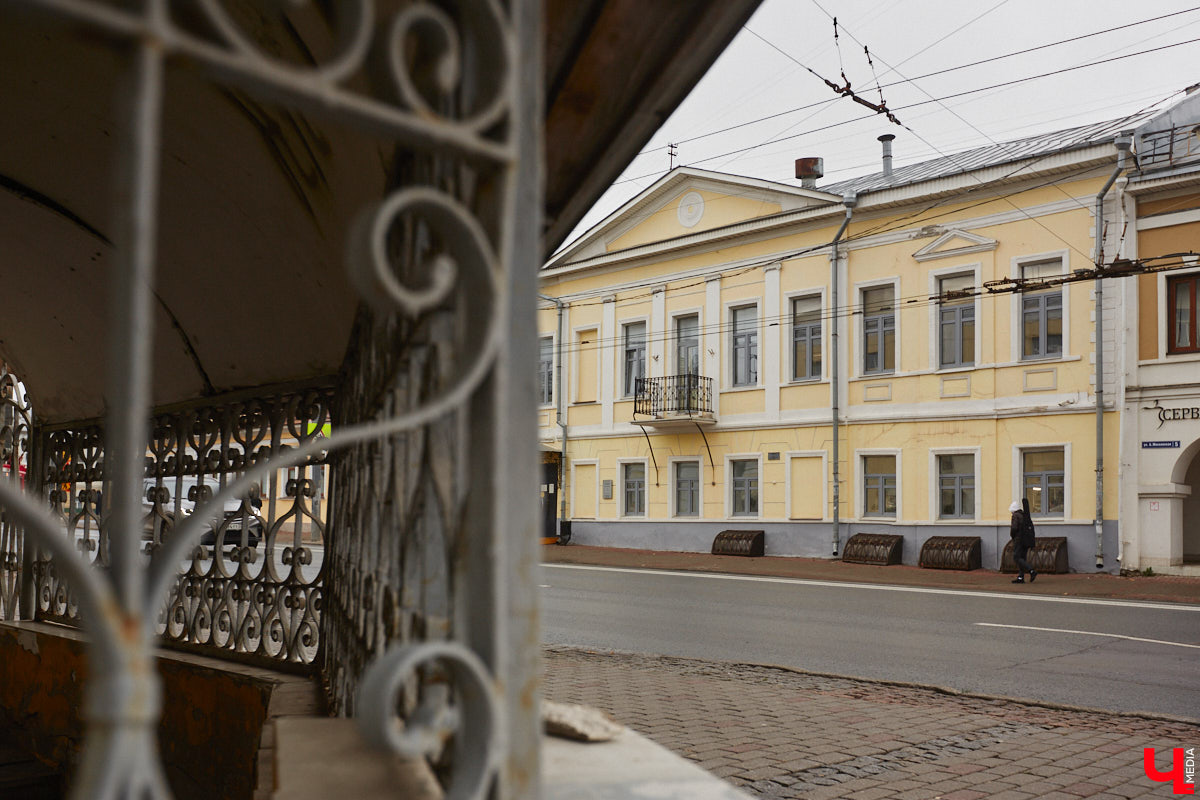 Дома вице-губернатора Андриана Дюнанта считаются одними из первых каменных зданий во Владимире, определивших начало его центральной улицы. Они были построены в первой четверти XIX века и органично вписались в архитектурный облик исторической части города. Эти оригинальные объекты встречают нас у Золотых ворот и, по сути, «открывают» нам Большую Московскую во всей красе.