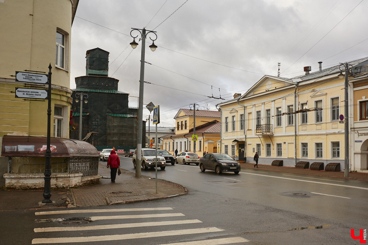 Дома вице-губернатора Андриана Дюнанта считаются одними из первых каменных зданий во Владимире, определивших начало его центральной улицы. Они были построены в первой четверти XIX века и органично вписались в архитектурный облик исторической части города. Эти оригинальные объекты встречают нас у Золотых ворот и, по сути, «открывают» нам Большую Московскую во всей красе.