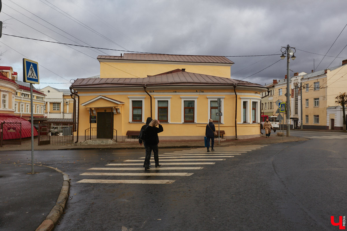 Дома вице-губернатора Андриана Дюнанта считаются одними из первых каменных зданий во Владимире, определивших начало его центральной улицы. Они были построены в первой четверти XIX века и органично вписались в архитектурный облик исторической части города. Эти оригинальные объекты встречают нас у Золотых ворот и, по сути, «открывают» нам Большую Московскую во всей красе.