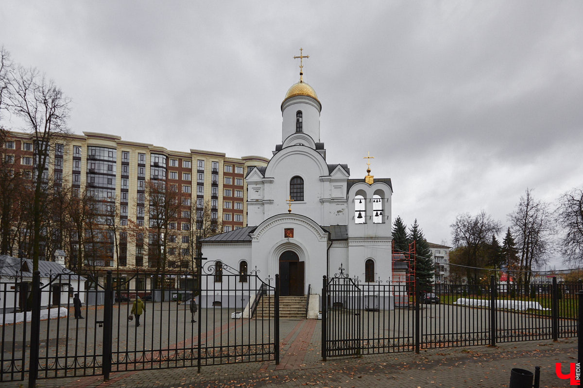 День народного единства в России совпадает с православным праздником Казанской иконы Божией Матери. Также это престольный праздник для всех церквей, освященных в честь иконы-заступницы. Во Владимире это храм у мемориала погибшим в Великой Отечественной войне на площади Победы, освященный как раз 4 ноября 2008 года. Построен он на месте церкви с более чем 200-летней историей, утрату которой владимирцы, пожалуй, тяжелее всего перенесли.