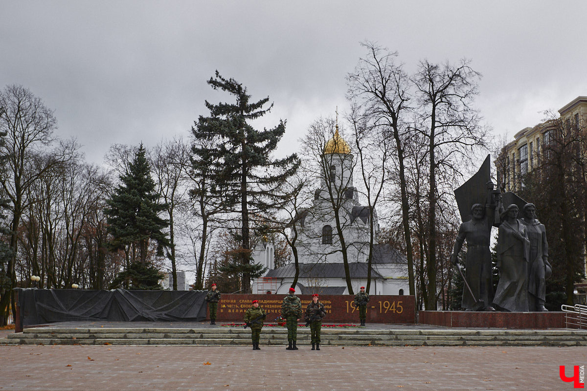 День народного единства в России совпадает с православным праздником Казанской иконы Божией Матери. Также это престольный праздник для всех церквей, освященных в честь иконы-заступницы. Во Владимире это храм у мемориала погибшим в Великой Отечественной войне на площади Победы, освященный как раз 4 ноября 2008 года. Построен он на месте церкви с более чем 200-летней историей, утрату которой владимирцы, пожалуй, тяжелее всего перенесли.