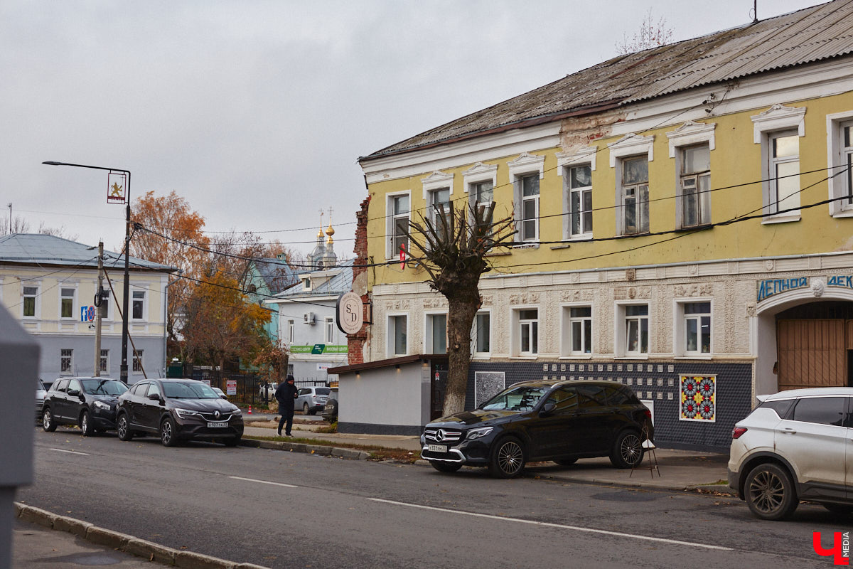 Здания с лепниной — украшение города. К счастью, во Владимире сохранилось много строений, чьи экстерьеры достойны стать музейными экспонатами. По крайней мере, изучать их невероятно интересно. Этим и решил заняться «Ключ-Медиа» на прогулке по областному центру, останавливаясь перед витиеватыми узорами, замысловатыми орнаментами и портретами на фасадах.