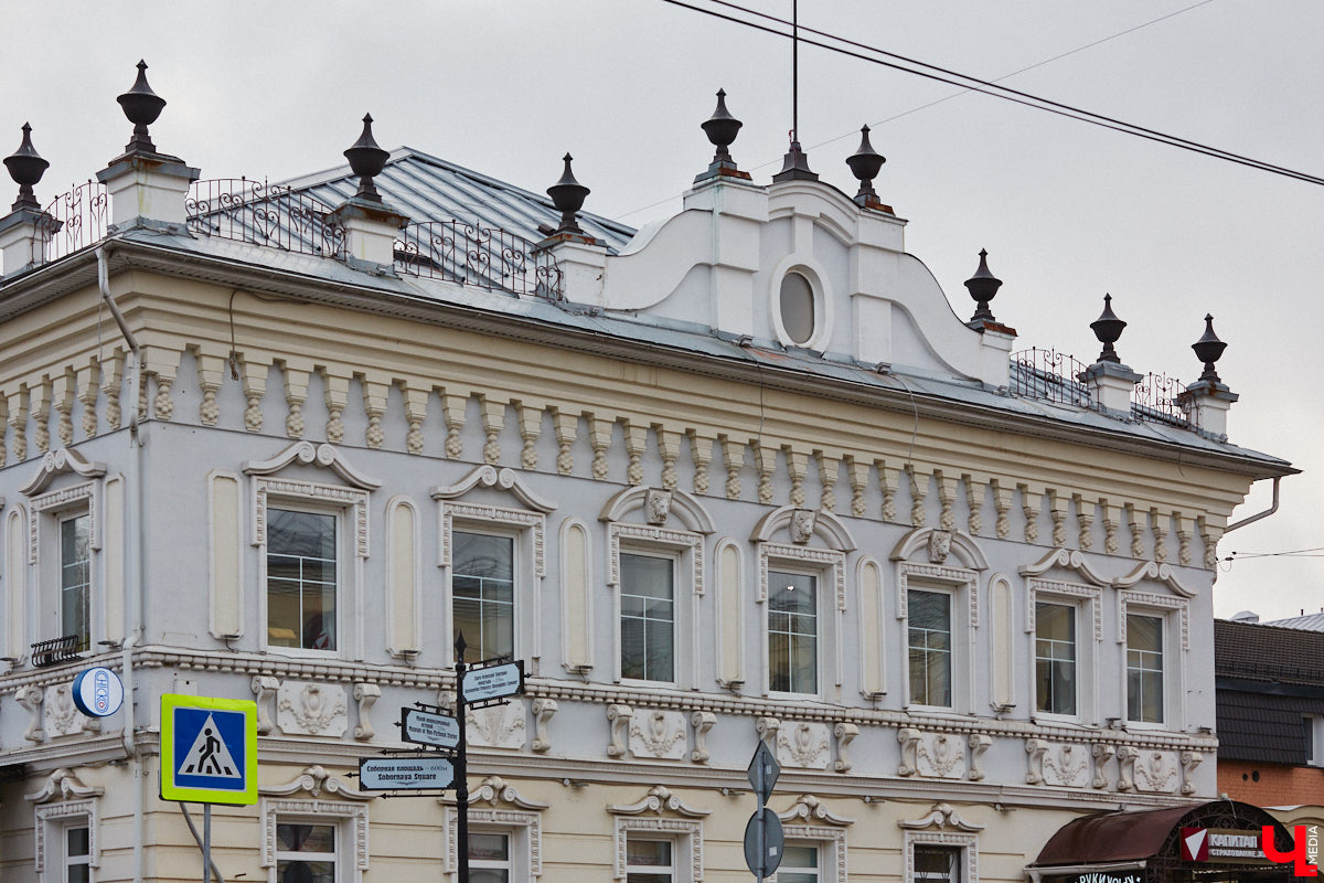 Здания с лепниной — украшение города. К счастью, во Владимире сохранилось много строений, чьи экстерьеры достойны стать музейными экспонатами. По крайней мере, изучать их невероятно интересно. Этим и решил заняться «Ключ-Медиа» на прогулке по областному центру, останавливаясь перед витиеватыми узорами, замысловатыми орнаментами и портретами на фасадах.