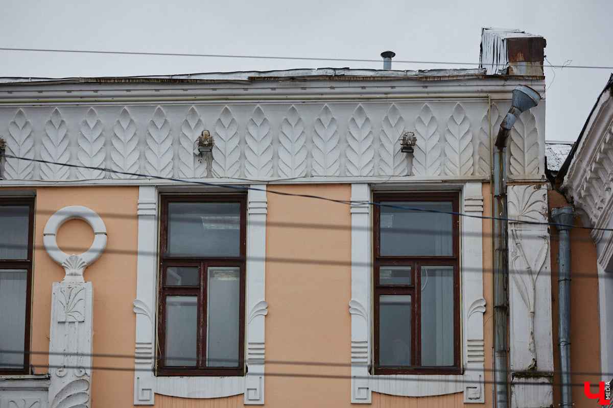 Здания с лепниной — украшение города. К счастью, во Владимире сохранилось много строений, чьи экстерьеры достойны стать музейными экспонатами. По крайней мере, изучать их невероятно интересно. Этим и решил заняться «Ключ-Медиа» на прогулке по областному центру, останавливаясь перед витиеватыми узорами, замысловатыми орнаментами и портретами на фасадах.