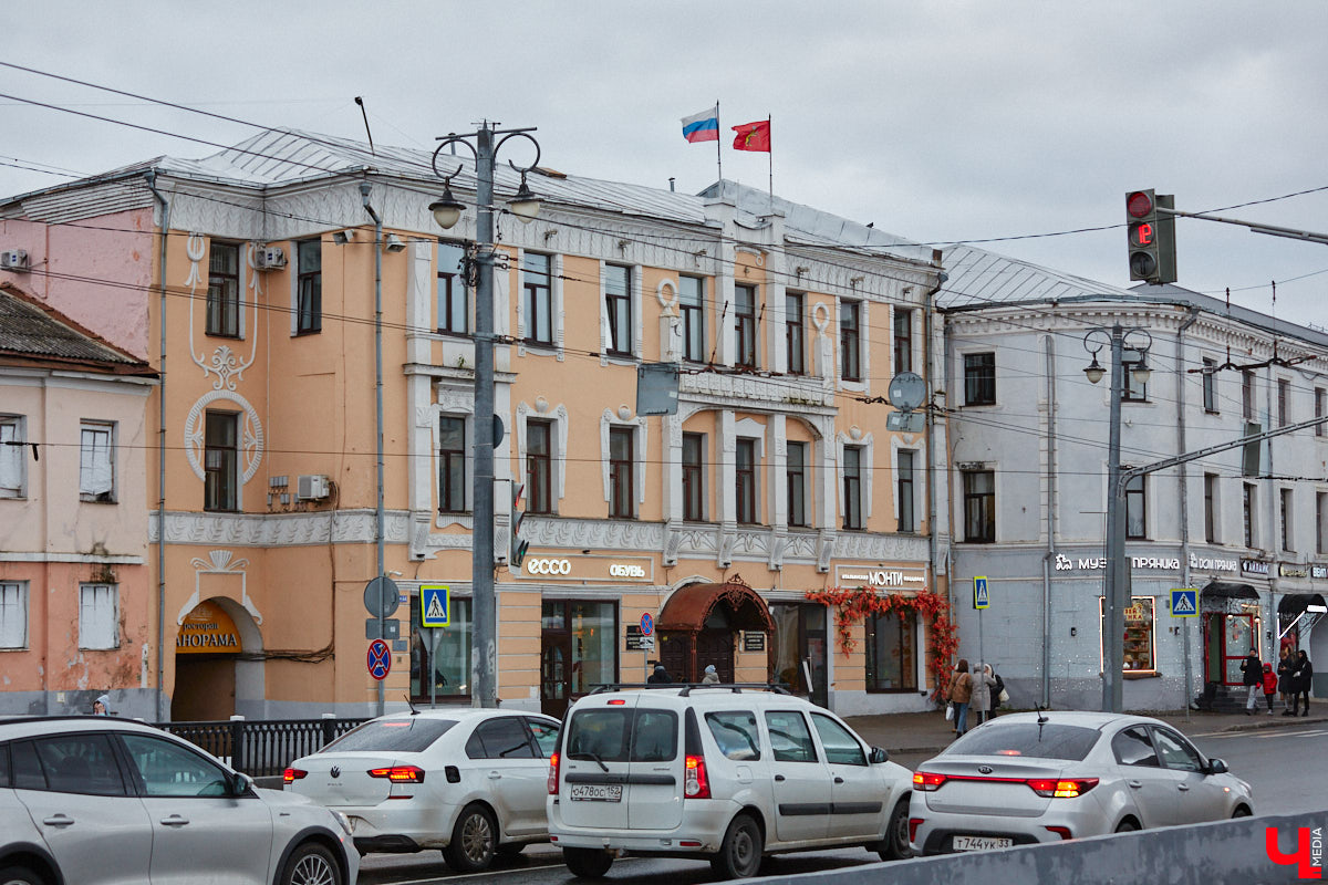 Здания с лепниной — украшение города. К счастью, во Владимире сохранилось много строений, чьи экстерьеры достойны стать музейными экспонатами. По крайней мере, изучать их невероятно интересно. Этим и решил заняться «Ключ-Медиа» на прогулке по областному центру, останавливаясь перед витиеватыми узорами, замысловатыми орнаментами и портретами на фасадах.