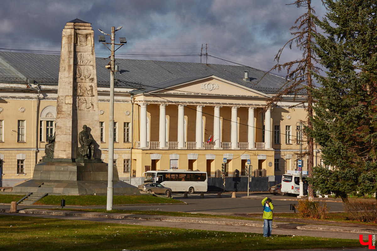 Здания с лепниной — украшение города. К счастью, во Владимире сохранилось много строений, чьи экстерьеры достойны стать музейными экспонатами. По крайней мере, изучать их невероятно интересно. Этим и решил заняться «Ключ-Медиа» на прогулке по областному центру, останавливаясь перед витиеватыми узорами, замысловатыми орнаментами и портретами на фасадах.