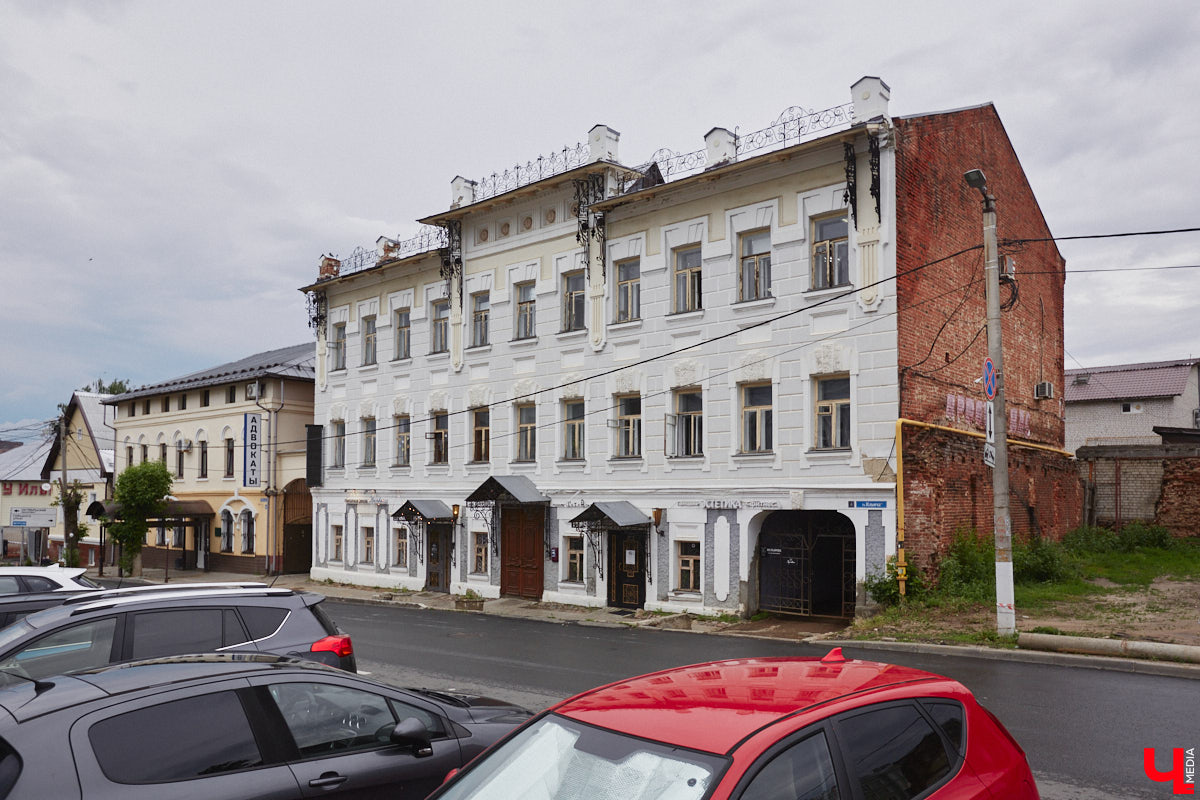 Здания с лепниной — украшение города. К счастью, во Владимире сохранилось много строений, чьи экстерьеры достойны стать музейными экспонатами. По крайней мере, изучать их невероятно интересно. Этим и решил заняться «Ключ-Медиа» на прогулке по областному центру, останавливаясь перед витиеватыми узорами, замысловатыми орнаментами и портретами на фасадах.