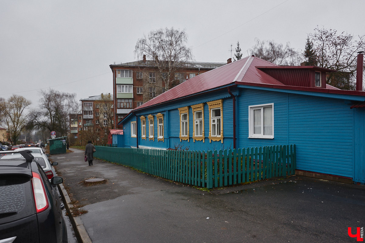 Улица Михайловская начинается от улицы Батурина, с южной стороны Центрального парка и, пересекая Суздальскую и Полины Осипенко, идет до Усти-на-Лабе. Свое название она получила от расположенной на этом месте деревни Михайловские Выселки, которая имела весьма интересную историю. «Ключ-Медиа» решил разобраться, почему типовая советская улица во Владимире носит религиозное имя… и какими зданиями она примечательна.