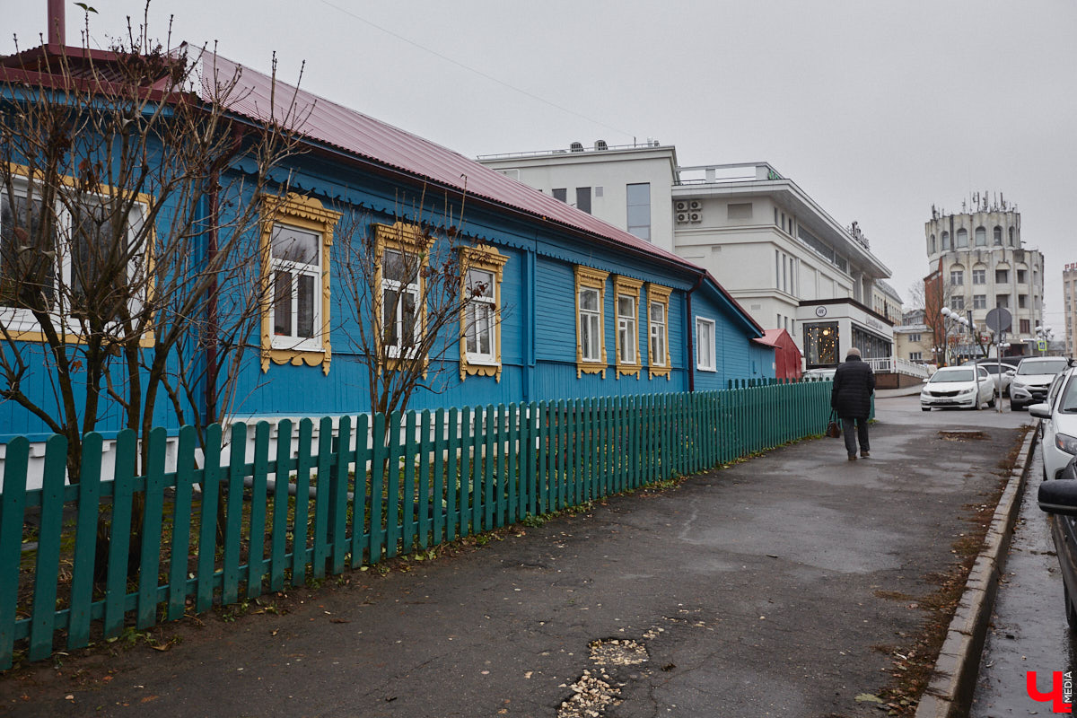 Улица Михайловская начинается от улицы Батурина, с южной стороны Центрального парка и, пересекая Суздальскую и Полины Осипенко, идет до Усти-на-Лабе. Свое название она получила от расположенной на этом месте деревни Михайловские Выселки, которая имела весьма интересную историю. «Ключ-Медиа» решил разобраться, почему типовая советская улица во Владимире носит религиозное имя… и какими зданиями она примечательна.