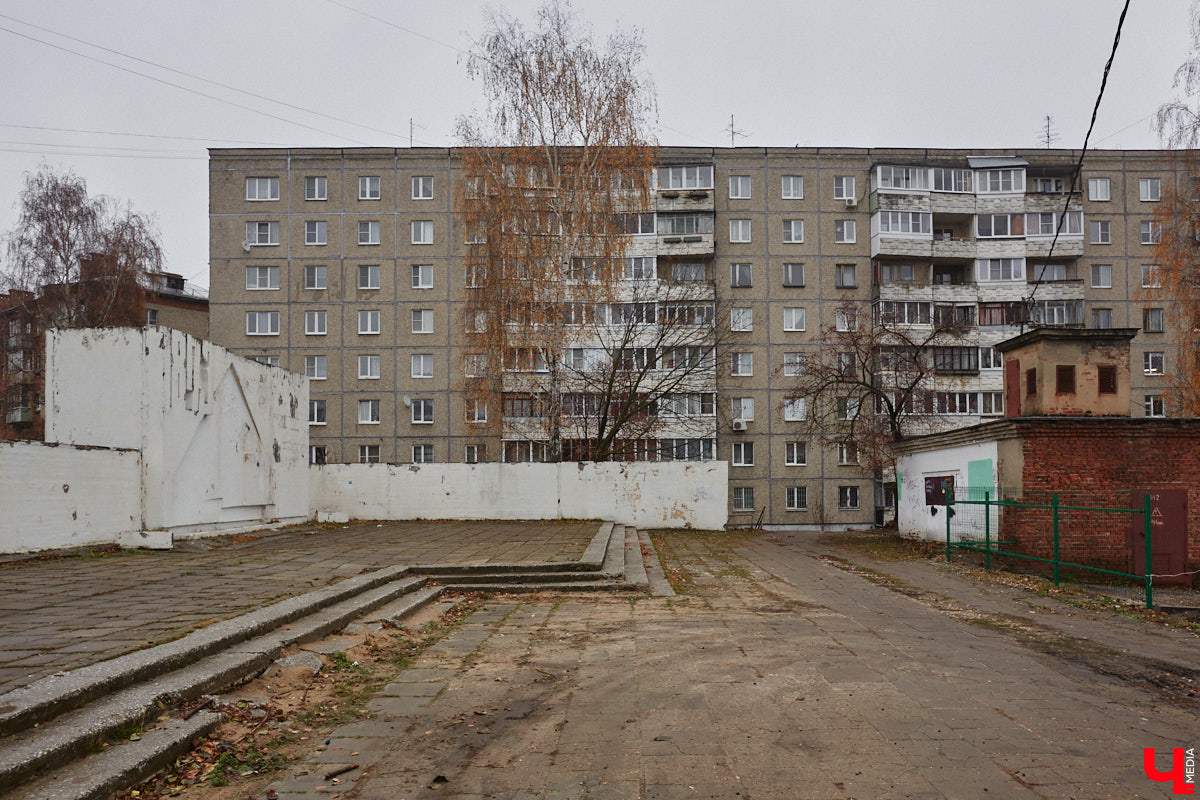 Улица Михайловская начинается от улицы Батурина, с южной стороны Центрального парка и, пересекая Суздальскую и Полины Осипенко, идет до Усти-на-Лабе. Свое название она получила от расположенной на этом месте деревни Михайловские Выселки, которая имела весьма интересную историю. «Ключ-Медиа» решил разобраться, почему типовая советская улица во Владимире носит религиозное имя… и какими зданиями она примечательна.