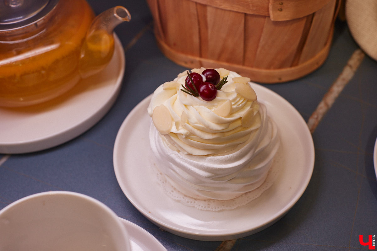 Натуральные, вкусные и по демократичным ценам. Такие десерты готовит Наталья Захаркина. И это не просто слова. Во Владимире работают уже две ее авторских кондитерских, где витрины пестрят самыми разными изделиями: от традиционных вроде праги и медовика до современных моти и трайфлов. А еще мама троих детей создает на заказ торты, порой поражающие воображение. О своем ремесле бизнес-леди рассказала «Ключ-Медиа».