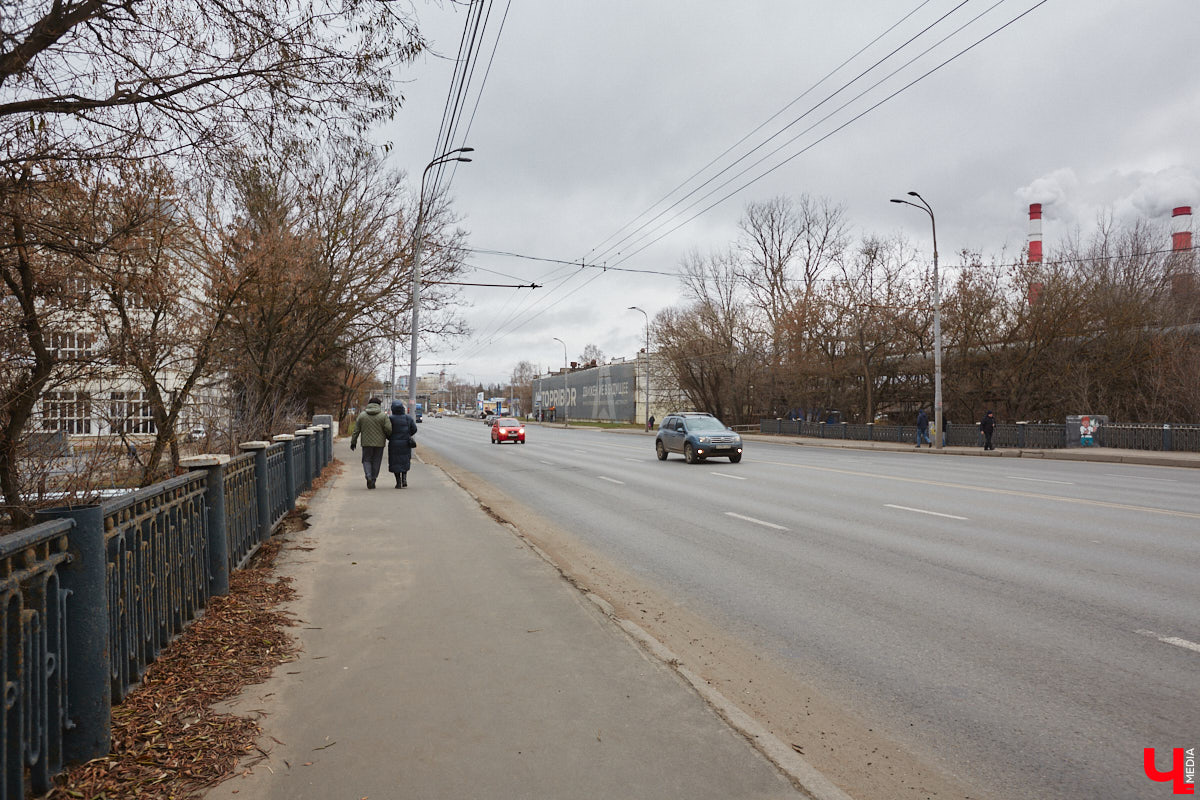 Мосты соединяют города и людей, живущих в них. Гуляя по столице 33-го региона, можно встретить немало подобных конструкций. Одни сравнительно новые, летоисчисление других уходит в глубь веков. О последних мы решили узнать подробнее у краеведа кандидата исторических наук Андрея Ершова. А заодно посмотреть, в каком состоянии эти путепроводы находятся сейчас.