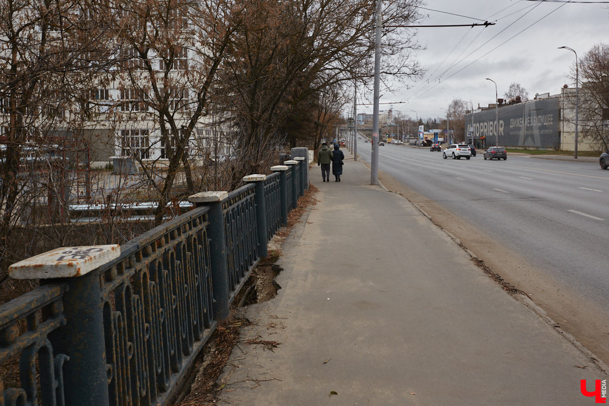 Мосты соединяют города и людей, живущих в них. Гуляя по столице 33-го региона, можно встретить немало подобных конструкций. Одни сравнительно новые, летоисчисление других уходит в глубь веков. О последних мы решили узнать подробнее у краеведа кандидата исторических наук Андрея Ершова. А заодно посмотреть, в каком состоянии эти путепроводы находятся сейчас.