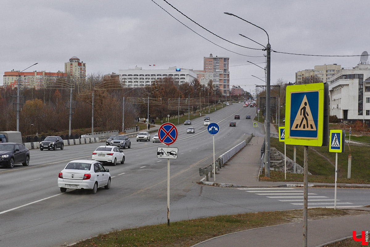 Мосты соединяют города и людей, живущих в них. Гуляя по столице 33-го региона, можно встретить немало подобных конструкций. Одни сравнительно новые, летоисчисление других уходит в глубь веков. О последних мы решили узнать подробнее у краеведа кандидата исторических наук Андрея Ершова. А заодно посмотреть, в каком состоянии эти путепроводы находятся сейчас.