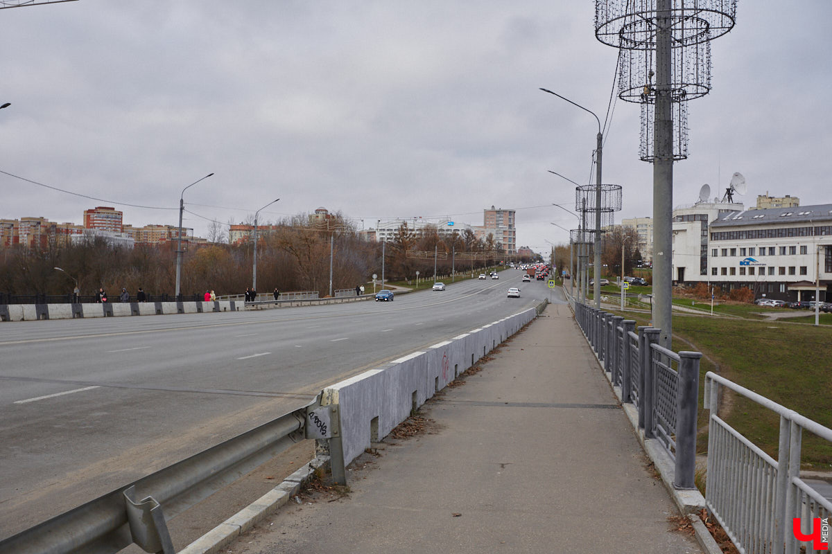 Мосты соединяют города и людей, живущих в них. Гуляя по столице 33-го региона, можно встретить немало подобных конструкций. Одни сравнительно новые, летоисчисление других уходит в глубь веков. О последних мы решили узнать подробнее у краеведа кандидата исторических наук Андрея Ершова. А заодно посмотреть, в каком состоянии эти путепроводы находятся сейчас.