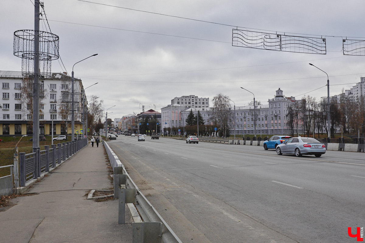 Мосты соединяют города и людей, живущих в них. Гуляя по столице 33-го региона, можно встретить немало подобных конструкций. Одни сравнительно новые, летоисчисление других уходит в глубь веков. О последних мы решили узнать подробнее у краеведа кандидата исторических наук Андрея Ершова. А заодно посмотреть, в каком состоянии эти путепроводы находятся сейчас.