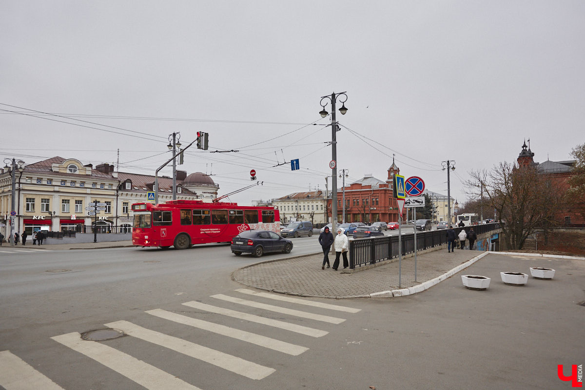 Мосты соединяют города и людей, живущих в них. Гуляя по столице 33-го региона, можно встретить немало подобных конструкций. Одни сравнительно новые, летоисчисление других уходит в глубь веков. О последних мы решили узнать подробнее у краеведа кандидата исторических наук Андрея Ершова. А заодно посмотреть, в каком состоянии эти путепроводы находятся сейчас.