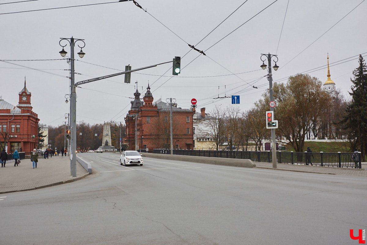 Мосты соединяют города и людей, живущих в них. Гуляя по столице 33-го региона, можно встретить немало подобных конструкций. Одни сравнительно новые, летоисчисление других уходит в глубь веков. О последних мы решили узнать подробнее у краеведа кандидата исторических наук Андрея Ершова. А заодно посмотреть, в каком состоянии эти путепроводы находятся сейчас.