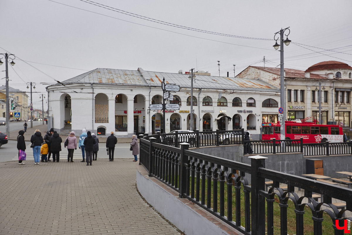 Мосты соединяют города и людей, живущих в них. Гуляя по столице 33-го региона, можно встретить немало подобных конструкций. Одни сравнительно новые, летоисчисление других уходит в глубь веков. О последних мы решили узнать подробнее у краеведа кандидата исторических наук Андрея Ершова. А заодно посмотреть, в каком состоянии эти путепроводы находятся сейчас.