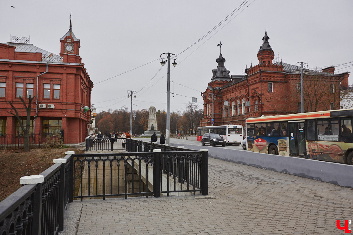 Мосты соединяют города и людей, живущих в них. Гуляя по столице 33-го региона, можно встретить немало подобных конструкций. Одни сравнительно новые, летоисчисление других уходит в глубь веков. О последних мы решили узнать подробнее у краеведа кандидата исторических наук Андрея Ершова. А заодно посмотреть, в каком состоянии эти путепроводы находятся сейчас.