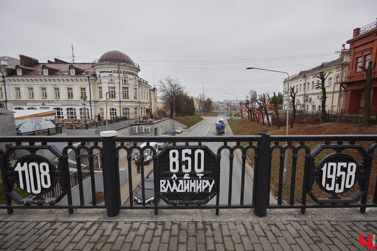 Мосты соединяют города и людей, живущих в них. Гуляя по столице 33-го региона, можно встретить немало подобных конструкций. Одни сравнительно новые, летоисчисление других уходит в глубь веков. О последних мы решили узнать подробнее у краеведа кандидата исторических наук Андрея Ершова. А заодно посмотреть, в каком состоянии эти путепроводы находятся сейчас.