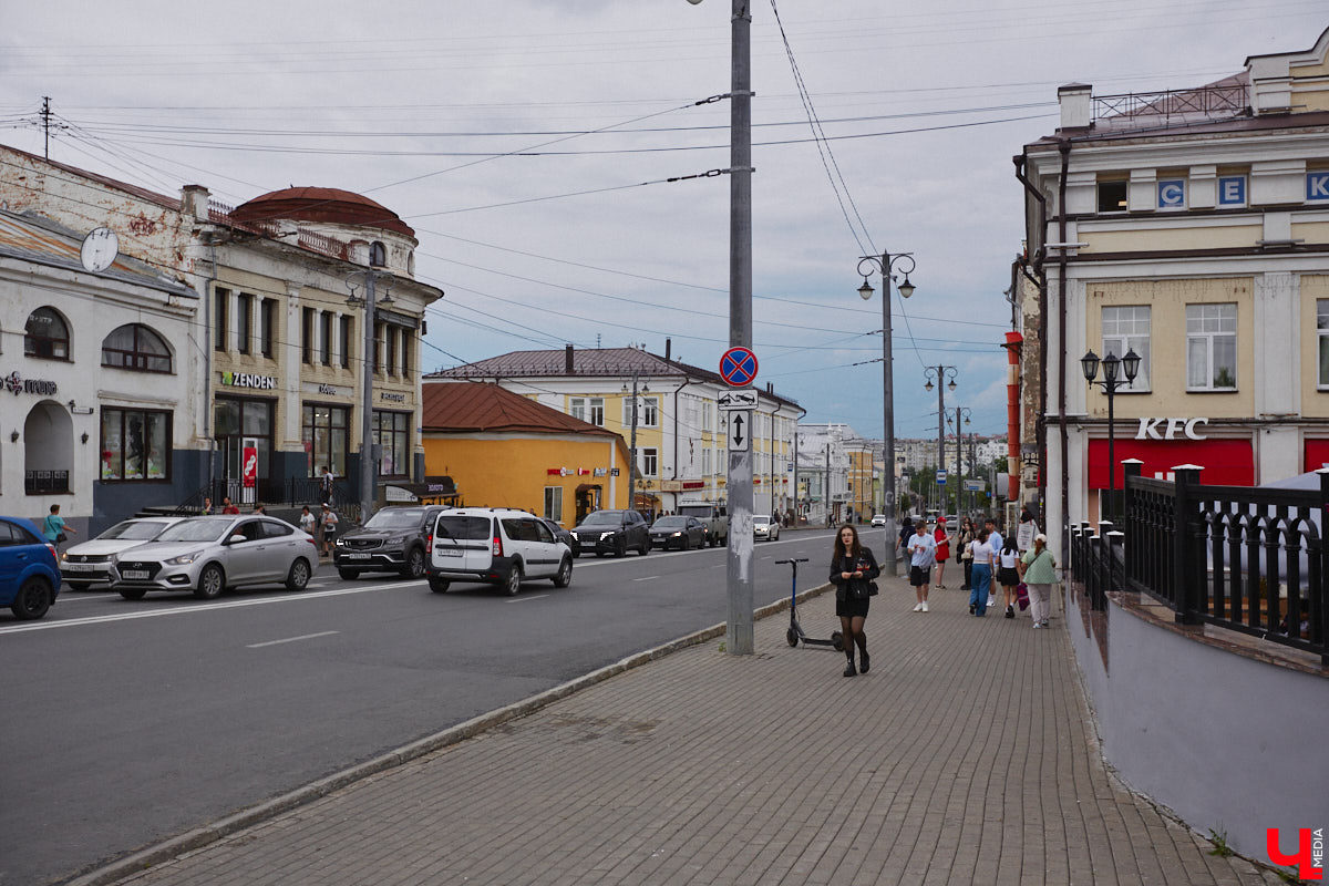 В 1790 году первого губернского архитектора Николая фон Берка сменил на этой должности Иван Чистяков, время работы которого совпало с началом осуществления утвержденного Екатериной II «прожектного» плана города Владимира, то есть плана его регулярной застройки. Согласно ему на смену стихийно сложившейся беспорядочной планировке улиц должны были прийти геометрически четкие кварталы, а центральная часть города — застраиваться каменными двух- и трехэтажными домами. Чистякову предстояло продолжить воплощение его в жизнь, чем он активно занимался до 1800 года.