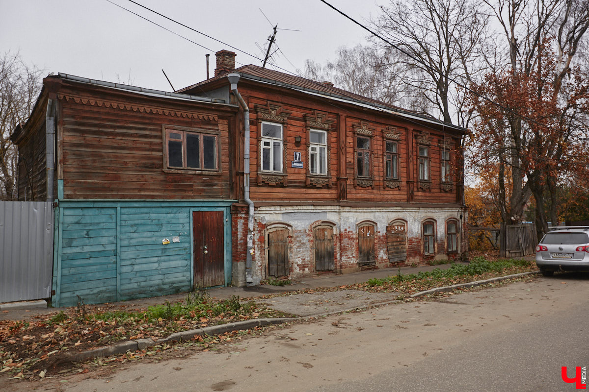 Во Владимире могут реконструировать один из старинных кварталов в районе улиц Комсомольской, Воровского, Кремлевской и Володарского. Там предлагают разместить шесть новых трехэтажных домов, а также снести и видоизменить другие здания, облик которых не совпадает с историческими параметрами. «Ключ-Медиа» побеседовал о возможных перспективах реновации с руководителем управления строительства и архитектуры Игорем Соловьевым.