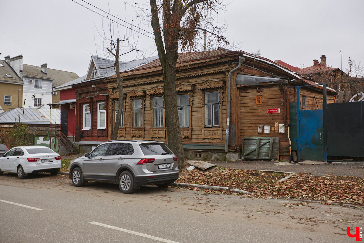 Во Владимире могут реконструировать один из старинных кварталов в районе улиц Комсомольской, Воровского, Кремлевской и Володарского. Там предлагают разместить шесть новых трехэтажных домов, а также снести и видоизменить другие здания, облик которых не совпадает с историческими параметрами. «Ключ-Медиа» побеседовал о возможных перспективах реновации с руководителем управления строительства и архитектуры Игорем Соловьевым.