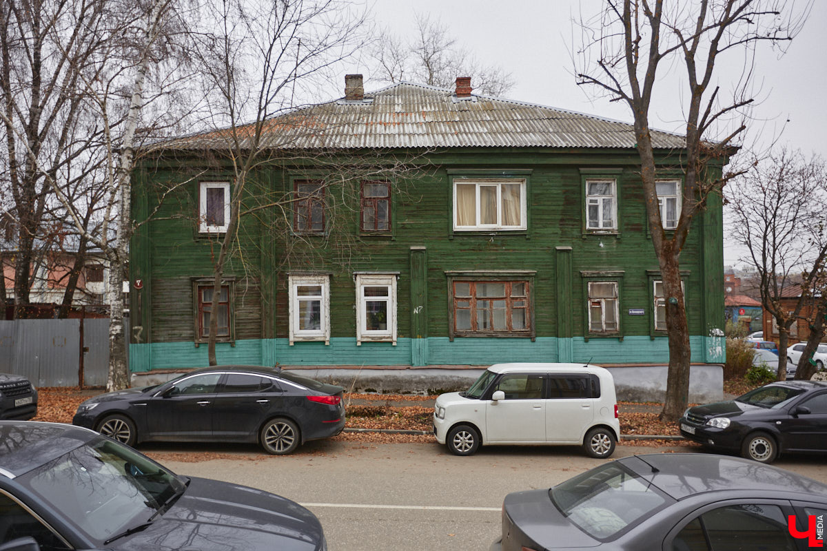 Во Владимире могут реконструировать один из старинных кварталов в районе улиц Комсомольской, Воровского, Кремлевской и Володарского. Там предлагают разместить шесть новых трехэтажных домов, а также снести и видоизменить другие здания, облик которых не совпадает с историческими параметрами. «Ключ-Медиа» побеседовал о возможных перспективах реновации с руководителем управления строительства и архитектуры Игорем Соловьевым.