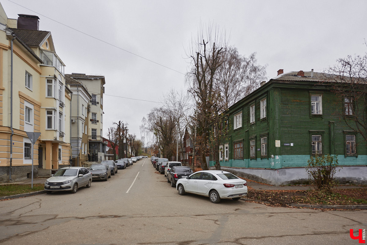 Во Владимире могут реконструировать один из старинных кварталов в районе улиц Комсомольской, Воровского, Кремлевской и Володарского. Там предлагают разместить шесть новых трехэтажных домов, а также снести и видоизменить другие здания, облик которых не совпадает с историческими параметрами. «Ключ-Медиа» побеседовал о возможных перспективах реновации с руководителем управления строительства и архитектуры Игорем Соловьевым.