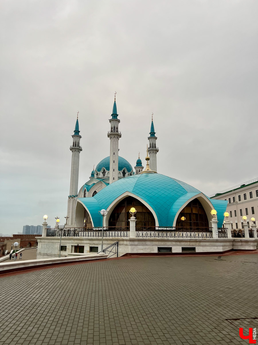 Побывать в Казани многие мечтают, настолько притягательной кажется чарующая культура русского востока. Тем более после открытия платной федеральной трассы М-12 добираться до Татарстана на авто стало в два раза быстрее, чем прежде. Рассказываем, как с комфортом доехать до Республики из Владимира, на что посмотреть и какие блюда отведать в «столице всех татар мира».