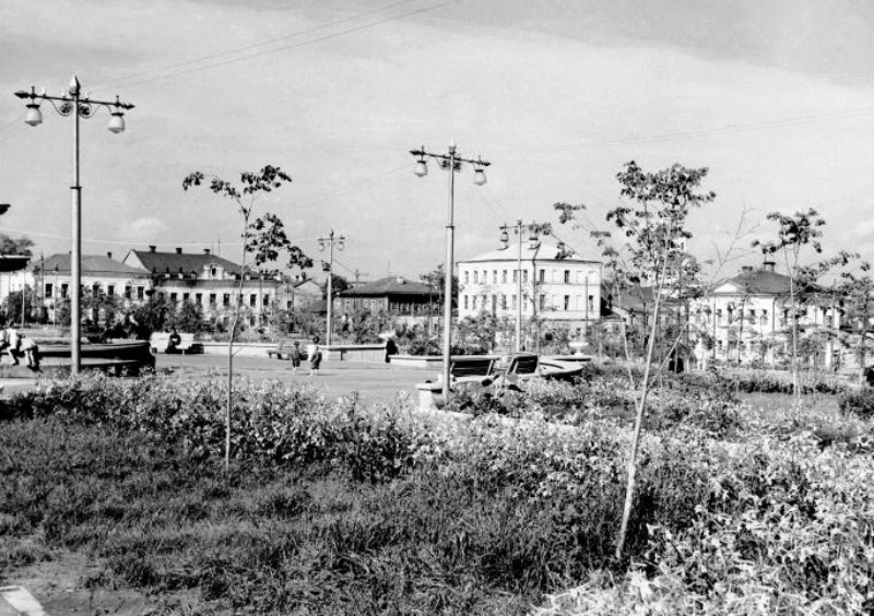 Комсомольский сквер находится во Владимире севернее Торговых рядов, между улицами Девической, 2-й Никольской и Гагарина. Появился он там на месте бывшей Торговой площади, претерпел значительные метаморфозы и стал излюбленным местом отдыха для владимирцев.