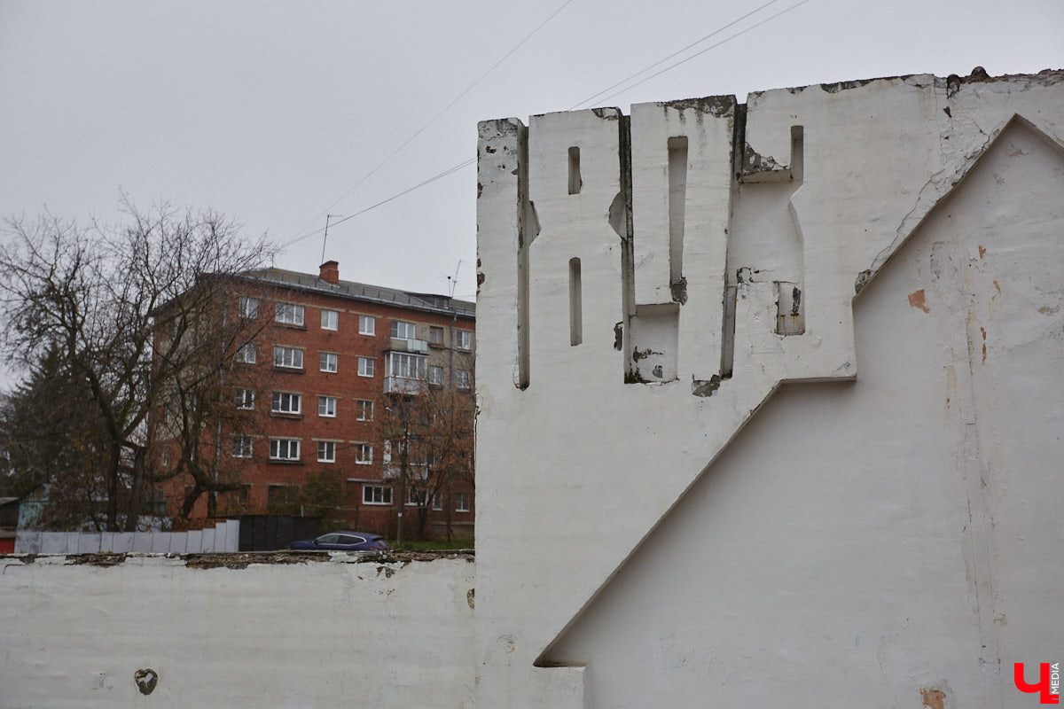 Территорию на перекрестке улиц Мира и Батурина, где планируют установить стелу «Город трудовой доблести», огородили забором. К лету 2025 года памятный столб обещают открыть. А как обстоят дела с другими монументами города, давно нуждающимися в ремонте? Как минимум два из них скоро могут привести в порядок.