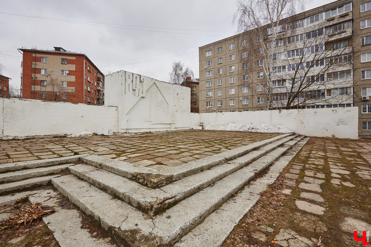 Территорию на перекрестке улиц Мира и Батурина, где планируют установить стелу «Город трудовой доблести», огородили забором. К лету 2025 года памятный столб обещают открыть. А как обстоят дела с другими монументами города, давно нуждающимися в ремонте? Как минимум два из них скоро могут привести в порядок.