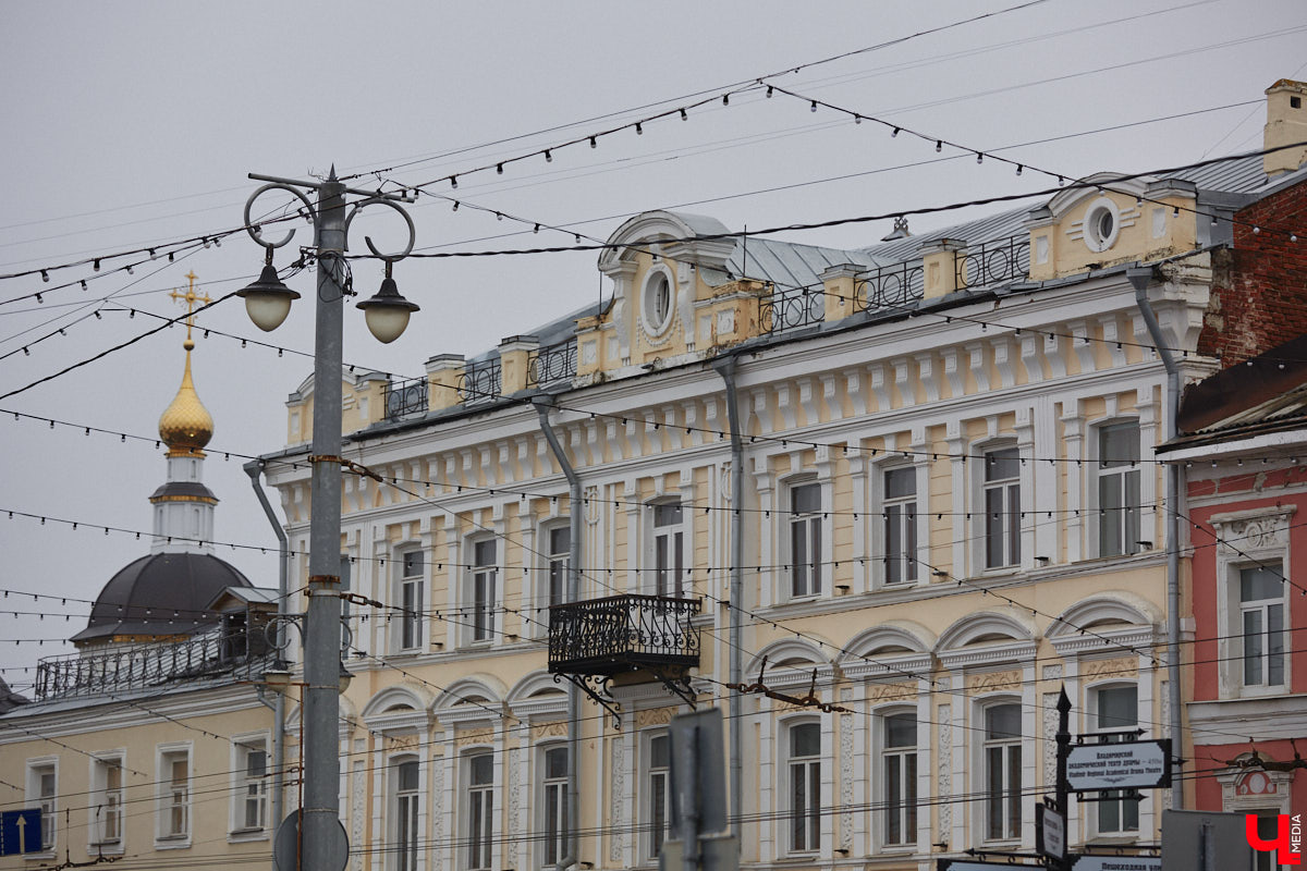 Пышно декорированное строение № 28 на Большой Московской считается настоящим украшением центральной улицы Владимира. Сейчас в нем находится Центр классической музыки. Краеведам же исторический особняк известен как дом купца Куликова. Именно при этом владельце он и приобрел роскошный облик, которым мы сейчас любуемся. Однако возвели объект значительно раньше, да и на Куликове его интересная история не закончилась.