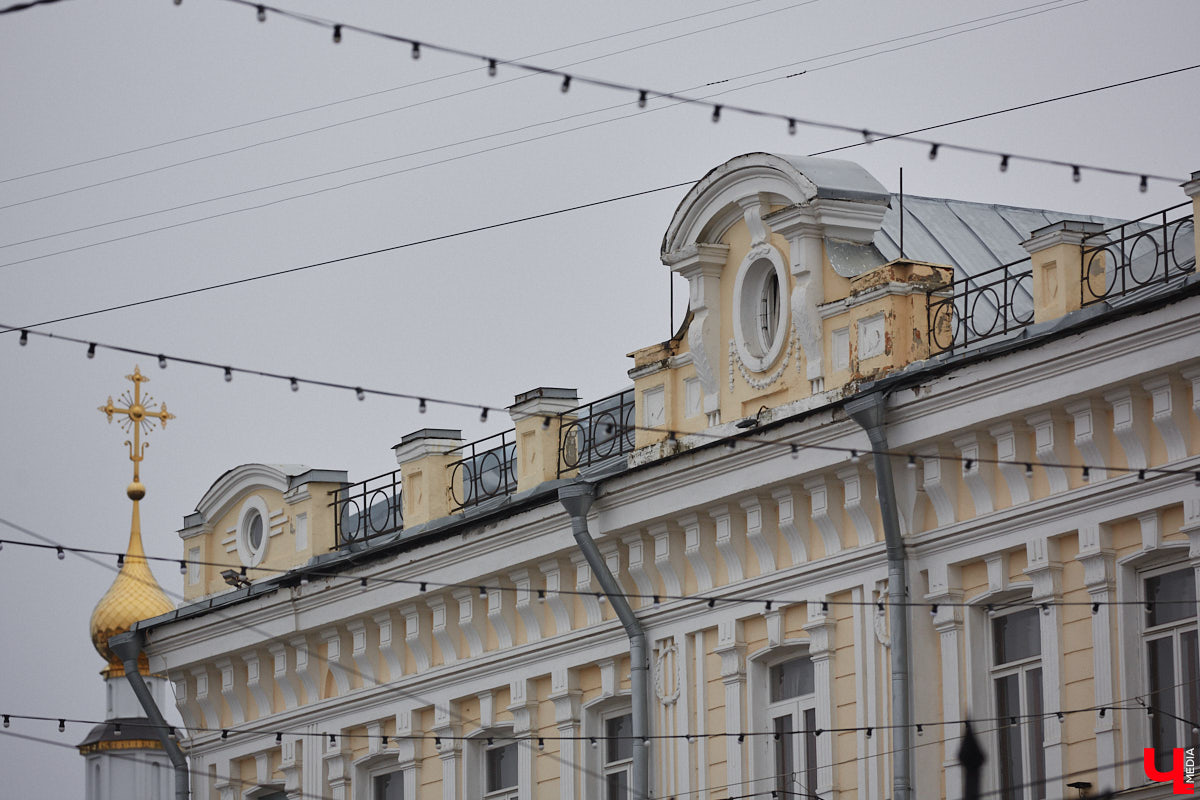 Пышно декорированное строение № 28 на Большой Московской считается настоящим украшением центральной улицы Владимира. Сейчас в нем находится Центр классической музыки. Краеведам же исторический особняк известен как дом купца Куликова. Именно при этом владельце он и приобрел роскошный облик, которым мы сейчас любуемся. Однако возвели объект значительно раньше, да и на Куликове его интересная история не закончилась.