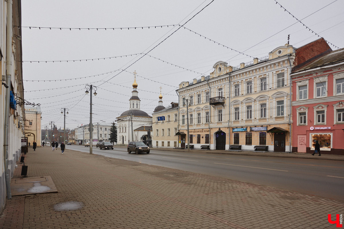 Пышно декорированное строение № 28 на Большой Московской считается настоящим украшением центральной улицы Владимира. Сейчас в нем находится Центр классической музыки. Краеведам же исторический особняк известен как дом купца Куликова. Именно при этом владельце он и приобрел роскошный облик, которым мы сейчас любуемся. Однако возвели объект значительно раньше, да и на Куликове его интересная история не закончилась.