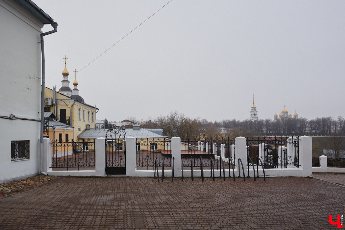 Пышно декорированное строение № 28 на Большой Московской считается настоящим украшением центральной улицы Владимира. Сейчас в нем находится Центр классической музыки. Краеведам же исторический особняк известен как дом купца Куликова. Именно при этом владельце он и приобрел роскошный облик, которым мы сейчас любуемся. Однако возвели объект значительно раньше, да и на Куликове его интересная история не закончилась.