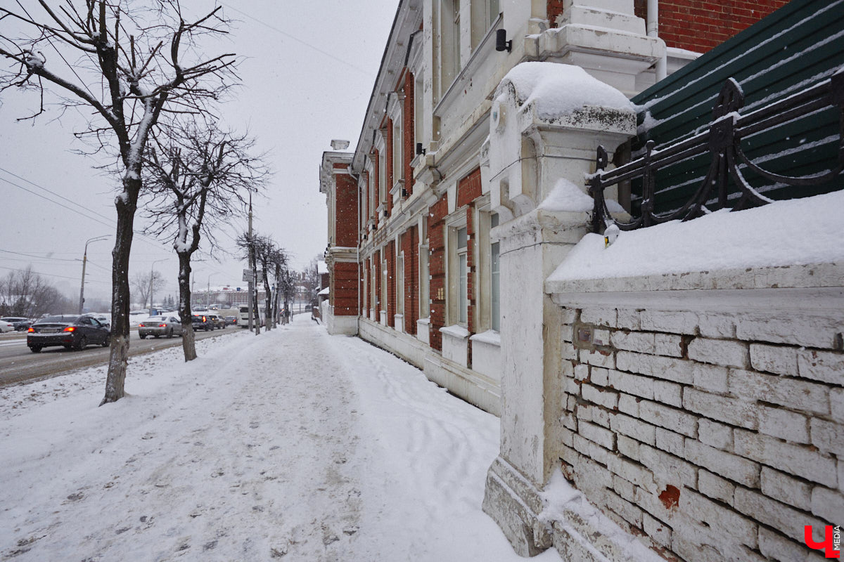 Городская коллекция миниатюр пополнена. Уличные художники подарили Владимиру сразу два новых сюжета за стеклом. Правда, один из них находится на прежнем месте — его восстановили и немного видоизменили. А вот второй с массой отсылок и необычной концепцией местным жителям еще предстоит отыскать. Фотоподсказка в нашей статье!