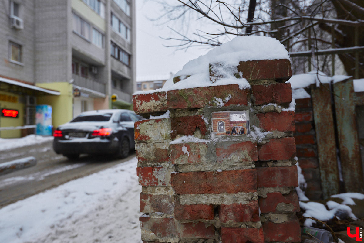 Городская коллекция миниатюр пополнена. Уличные художники подарили Владимиру сразу два новых сюжета за стеклом. Правда, один из них находится на прежнем месте — его восстановили и немного видоизменили. А вот второй с массой отсылок и необычной концепцией местным жителям еще предстоит отыскать. Фотоподсказка в нашей статье!