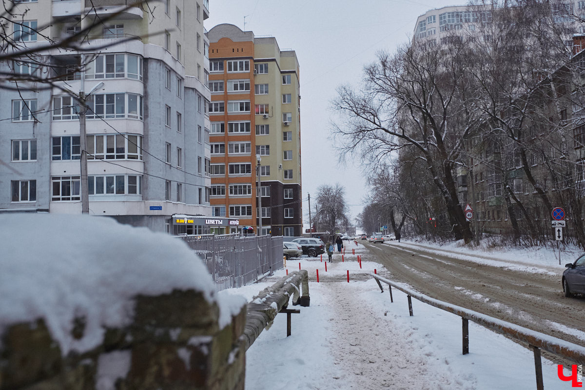 Городская коллекция миниатюр пополнена. Уличные художники подарили Владимиру сразу два новых сюжета за стеклом. Правда, один из них находится на прежнем месте — его восстановили и немного видоизменили. А вот второй с массой отсылок и необычной концепцией местным жителям еще предстоит отыскать. Фотоподсказка в нашей статье!