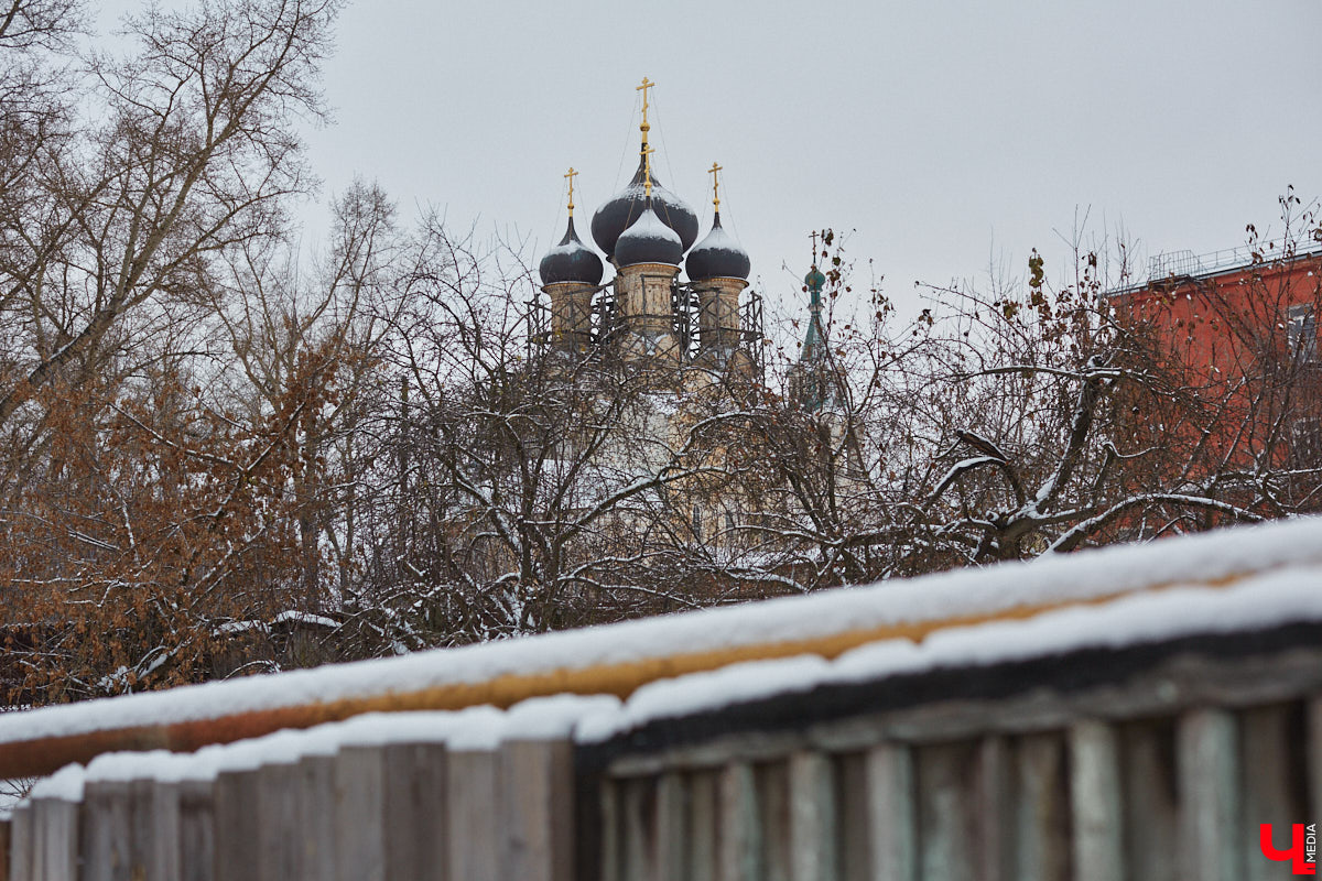 Время идет, проблемы все те же. Теперь эта фраза звучит не голословно, ведь ей нашлось документальное подтверждение — письмо 50-летней давности с расписанными несовершенствами Владимира. Подметил их некий товарищ Свирин из Москвы в далеком 1975-м, а мы вместе с урбанистом Артемом Чернеем прошлись по его следам уже в 2024 году.