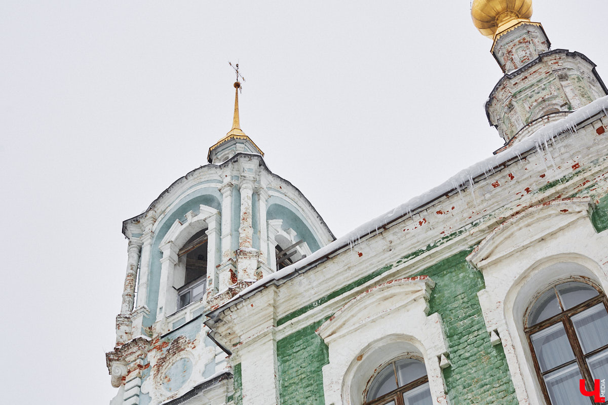 Время идет, проблемы все те же. Теперь эта фраза звучит не голословно, ведь ей нашлось документальное подтверждение — письмо 50-летней давности с расписанными несовершенствами Владимира. Подметил их некий товарищ Свирин из Москвы в далеком 1975-м, а мы вместе с урбанистом Артемом Чернеем прошлись по его следам уже в 2024 году.